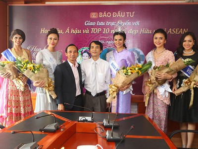 Ông Bùi Đức Hải, Phó tổng Biên tập thường trực Báo Kl99ok phiên bản mới (áo trắng), tặng hoa cho Hoa hậu, Á hậu và Top 10 Miss ASEAN Frendship trước khi bước vào buổi giao lưu