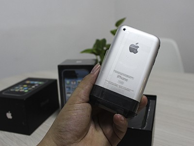 Một chiếc iPhone 2G phiên bản 16GB chưa kích hoạt, nguyên seal bảo vệ máy, đầy đủhộp và phụ kiệncó giá hàng chụctriệu đồng tại Việt Nam, nhưng mua không dễ.