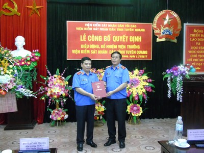 Ông Nguyễn Hải Phong, Phó Viện trưởng thường trực VKSND tối cao
trao Quyết định điều động, bổ nhiệm chức vụ Viện trưởng VKSND tỉnh Tuyên Quang cho ông Lại Viết Quang