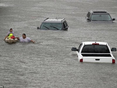 Siêu bão Harvey trút khoảng 34 tỷ m3 nước mưa xuống bang Texas, nhấn chìm vô số xe cộ bên cạnh những thiệt hại nặng nề về người và của. Ảnh:Reuters.