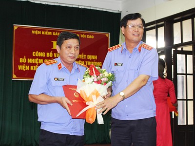 Ông Trần Công Phàn (phải), Phó viện trưởng VKSND tối cao trao quyết định cho ông Nguyễn Mạnh Thắng.