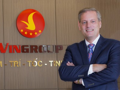 Ông James B. DeLuca trong ngày làm việc đầu tiên tại Vingroup.