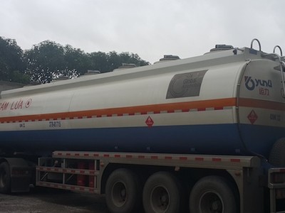 Xe bồn chứa 40.000 lít chất dung môi bị bắt quả tang vào trưa 10/10. Ảnh:Nguyễn Hải.