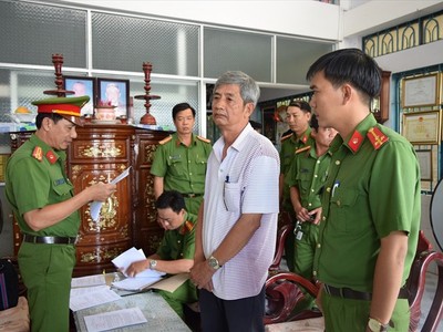 Công an thực hiện lệnh bắt tạm giam dối với ông Diệp Văn Sơn, nguyên Giám đốc Sở KH&CN Trà Vinh