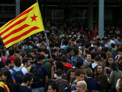 Sinh viên vẫy cờ estelada, biểu tượng phong trào đòi độc lập của Catalonia, trong cuộc biểu tình phản đối bắt giam hai thủ lĩnh ủng hộ ly khai. Ảnh:Reuters.