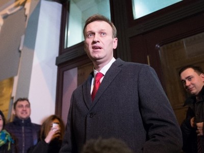 Ông Navalny phát biểu trước truyền thông hôm 25/12 bên ngoài Uỷ ban Bầu cử Trung ương tại Moscow. Ảnh:AFP.