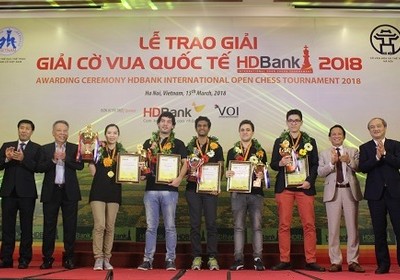 Mareco (thứ tư từ trái sang) lần đầu vô địch. Ảnh: Xuân Bình.