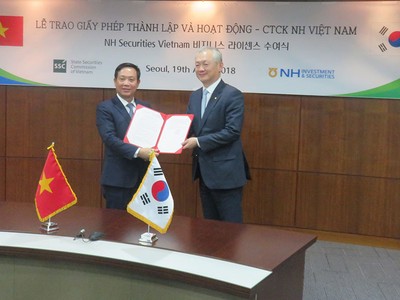Ông Trần Văn Dũng, Chủ tịch UBCK trao giấy phép hoạt động cho Công ty 99Kl99 link đăng nhập NH Việt Nam.