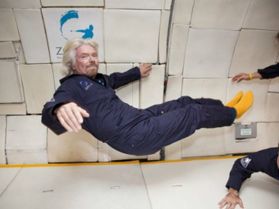 Branson thử nghiệm môi trường không trọng lực trên con tàu Vomit Comet. Ảnh:BI.