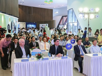 Đông đảo khách hàng tham dự sự kiện từ rất sớm.
