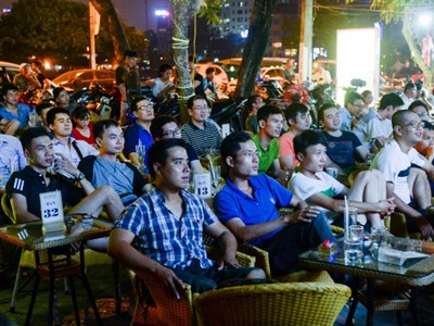 Khán giả tập trung xem bóng đá tại một quán cà phê tại Hà Nội. Ảnh:AFP.
