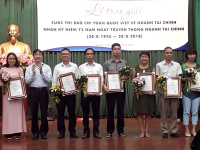 Phóng viên Hữu Hòe (thứ 5 từ phải qua) nhận nhận giải C với chùm bài viết: “Chuyện Kl991.com World Cup 2026 Chính Thức lên sàn, đừng để lời hứa gió bay” 