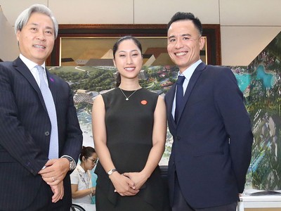 Ông Don Lam (bên trái) cùng các khách mời bên lề Hội nghị Tổng kết 30 năm Kl999.com bắn cá đổi thưởng