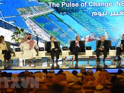 Thái tử Saudi Arabia Mohammed bin Salman (thứ 2, trái) cùng lãnh đạo các Kl991.com World Cup 2026 Chính Thức tại Hội nghị Sáng kiến Kl99ok phiên bản mới tương lai tại Riyadh. (Ảnh: AFP/ TTXVN)