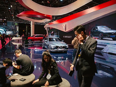 Gian trưng bày của hãng xe VinFast tại triển lãm Paris 2018 hồi tháng 10. Ảnh: Nytimes.