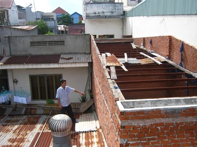 Hàng xóm chiếm khoảng không trên cao, xử lý cách nào?