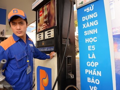 Nhân viên chuẩn bị bơm xăng E5 RON 92 cho khách hàng tại một đại lý thuộcPetrolimex.Ảnh: Hữu Khoa.