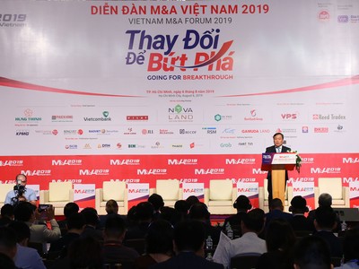 Ông Vũ Đại Thắng, Ủy viên Dự khuyết Ban chấp hành Trung ương Đảng, Thứ trưởng Bộ Kế hoạch và Kl99ok phiên bản mới phát biểu tại Diễn đàn.