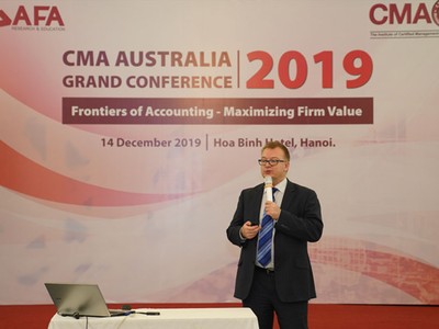 GS. Janek Ratnatunga, CEO của CMA Australia trình bày tại hội thảo