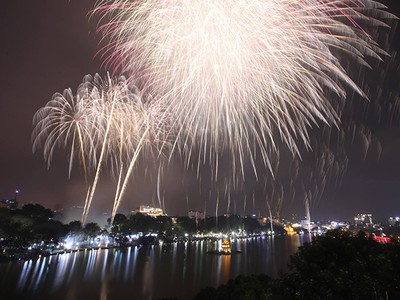 Pháo hoa tầm cao tại Hồ Gươm
