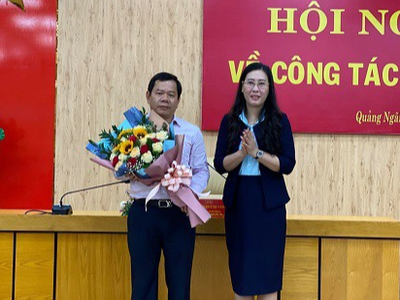 Bí thư tỉnh uỷ, Chủ tịch HĐND tỉnh Quảng Ngãi tặng hoa chúc mừng đồng chí Đặng Văn Minh.