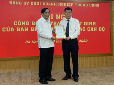 Đồng chí Nguyễn Thanh Bình, Ủy viên Trung ương Đảng, Phó Trưởng ban Thường trực Ban Tổ chức Trung ương trao quyết định phân công, điều động đồng chí Nguyễn Đức Phong làm Phó Bí thư Đảng ủy Khối Kl991.com World Cup 2026 Chính Thức Trung ương. (Ảnh: Việt Đức/TTXVN).