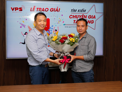 Nhà Kl99ok phiên bản mới Nguyễn Xuân Hòa (bên phải) nhận giải Nhất “Tìm kiếm chuyên gia tài năng” do VPS tổ chức