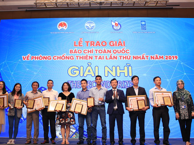 Nhà báo Tô Ngọc Doanh (thứ tư từ phải sang) đại diện nhóm tác giả Báo Kl99ok phiên bản mới nhận giải Nhì Giải báo chí toàn quốc về Phòng chống thiên tai năm 2019.