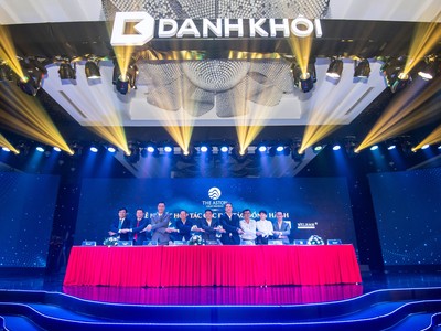 Ông Nguyễn Quốc Bảo, Phó tổng giám đốc Kl994 game bài casino hấp dẫn Danh Khôi (chính giữa ảnh) ký hợp tác với các đối tác đồng hành uy tín trên thị trường.