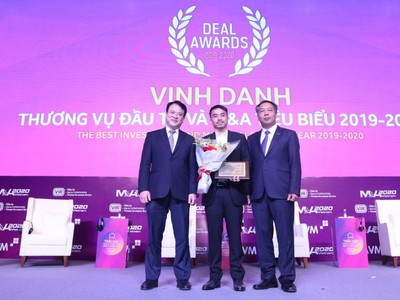 Tổng Giám Đốc Masan Group Danny Le (giữa) nhận chứng nhận Kl991.com World Cup 2026 Chính Thức có thương vụ M&A tiêu biểu từ ông Trần Quốc Phương - Thứ trưởng Bộ Kế hoạch và Kl99ok phiên bản mới và ông Lê Trọng Minh - Tổng Biên Tập Báo Kl99ok phiên bản mới