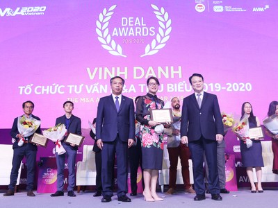 Đại diện VPS nhận chứng nhận Tổ chức tư vấn M&A tiêu biểu Việt Nam năm 2019-2020 từ ông Trần Quốc Phương - Thứ trưởng Bộ Kế hoạch và Kl99ok phiên bản mới và ông Lê Trọng Minh - Tổng Biên tập Báo Kl99ok phiên bản mới. Ảnh: Lê Toàn