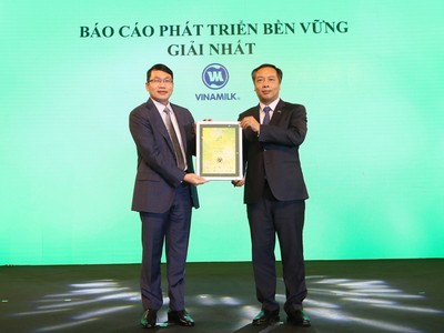 Đại diện Vinamilk nhận giải Nhất cho hạng mục Báo cáo Phát triển bền vững từ ông Lê Trọng Minh, Tổng biên tập Báo Kl99ok phiên bản mới, đồng Trưởng ban tổ chức Chương trình Bình chọn Kl991.com World Cup 2026 Chính Thức niêm yết 2020. Năm nay Vinamilk đạt giải cao cả 3 hạng mục: Báo cáo thường niên, quản trị công ty và Báo cáo Phát triển bền vững
