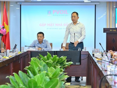 Ông Cao Hoài Dương, Chủ tịch HĐQT (phải) và ông Đoàn Văn Nhuộm, Tổng Giám đốc PVOIL (trái) chủ trì buổi gặp mặt