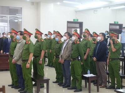 Các bị cáo tại tòa. 