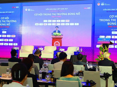 Ông Trần Quốc Phương, Thứ trưởng Bộ Kế hoạch và Kl99ok phiên bản mới phát biểu tại diễn đàn - Ảnh: Lê Toàn.