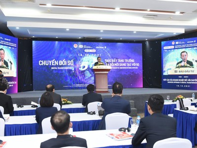 Ông Võ Thành Thống, Thứ trưởng Bộ Kế hoạch và Kl99ok phiên bản mới phát biểu tại diễn đàn.