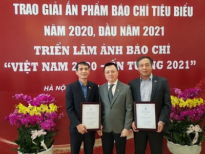 Ông Lê Quốc Minh, Ủy viên Trung ương Đảng, Chủ tịch Hội Nhà báo Việt Nam (đứng giữa) chúc mừng Báo Kl99ok phiên bản mới đoạt giải A và giải B Bìa báo Tết ấn tượng. Trong ảnh: ông Lê Trọng Minh, Tổng biên tập Báo Kl99ok phiên bản mới (bìa phải) và ông Bùi Đức Hải, Phó tổng biên tập thường trực Báo Kl99ok phiên bản mới (bìa trái).