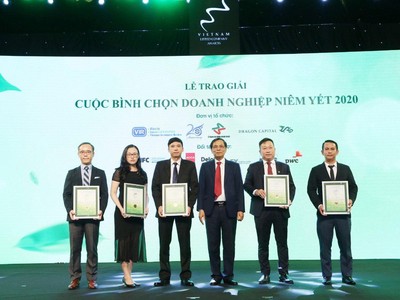 Ông Đặng Thanh Sơn (thứ 3 từ trái sang), Phó giám đốc đại diện TCL nhận giải Top 5 Quản trị công ty nhóm vốn hóa nhỏ Cuộc bình chọn Kl991.com World Cup 2026 Chính Thức niêm yết 2020