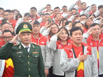 Lễ chào cờ tại Cột cờ Lũng Cú