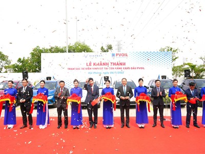 Lãnh đạo PVOIL và Vinfast cắt băng khánh thành trạm sạc xe điện Vinfast tại Cửa hàng KL99 dịch vụ hỗ trợ 24/7 PVOIL