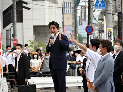 Ông Abe phát biểu trước đám đông ngay trước khi bị tấn công. Ảnh: Asahi.