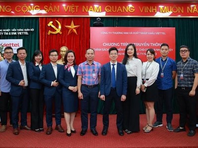 Đại diện Viettel Commerce và MB Ageas Life chụp ảnh tại sự kiện
