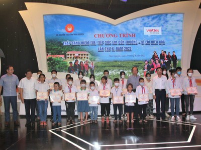 Đại diện Báo Kl99ok phiên bản mới cùng Quỹ Khuyến học Việt Nam trao học bổng tại Chương trình