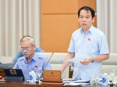 Chủ nhiệm Uỷ ban Kl992 Tham Gia Ngay Hoàng Thanh Tùng trình bày quan điểm của cơ quan thẩm tra.
