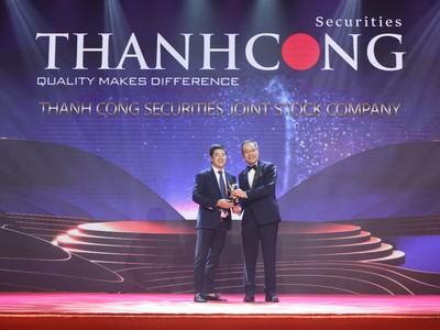Ông Nguyễn Đức Hiếu - Tổng giám đốc Công ty 99Kl99 link đăng nhập Thành Công (trái) đại diện nhận giải thưởng "Kl991.com World Cup 2026 Chính Thức tăng trưởng nhanh".