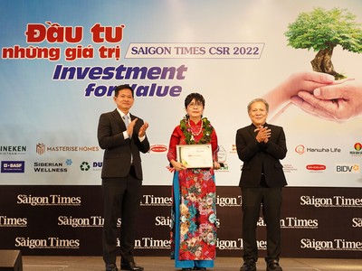 Bà Lưu Thị Thu Hằng – Giám đốc Cấp cao Thương hiệu và Marketing Dai-ichi Life Việt Nam nhận giải thưởng “Kl991.com World Cup 2026 Chính Thức vì Cộng đồng - Saigon Times CSR 2022”