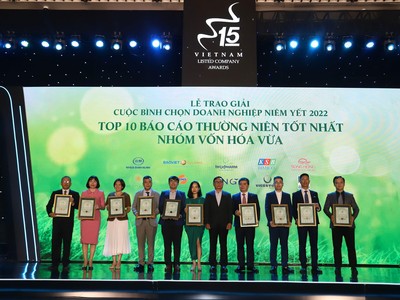 Ông Nguyễn Sơn, Chủ tịch Trung tâm Lưu ký (VSD) trao giải cho Top 10 Báo cáo thường niên tốt nhất năm 2022 nhóm vốn hóa vừa. Ảnh: Lê Toàn