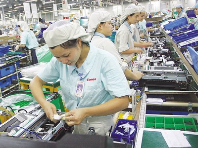 Khi thuế tối thiểu toàn cầu được áp dụng, Việt Nam cần nghiên cứu cơ chế ưu đãi Kl99ok phiên bản mới bổ sung để thu hút Kl99ok phiên bản mới nước ngoài. Trong ảnh: Công nhân làm việc trong Nhà máy Canon tại Việt Nam. Ảnh: Đ.T