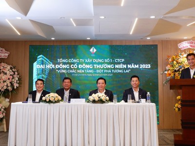 Đoàn chủ tọa điều hành tại Đại hội gồm Ông Nguyễn Văn Huấn - Chủ tịch HĐQT (thứ ba từ trái sang), Ông Lê Hữu Việt Đức – Phó Chủ tịch HĐQT (thứ hai từ trái sang), Ông Phan Văn Chính - Phó Chủ tịch HĐQT (đầu tiên bên trái), Ông Lê Bảo Anh - Tổng Giám đốc (thứ tư từ trái sang)