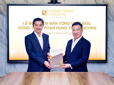 Ông Nguyễn Đình Trung – Chủ tịch HĐQT Hưng Thịnh Incons (bên phải) trao quyết định bổ nhiệm Tổng giám đốc Hưng Thịnh Incons cho ông Trương Văn Việt.